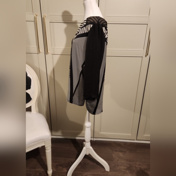 Geometric Design Black and White Blouse - Picture 3 of 6